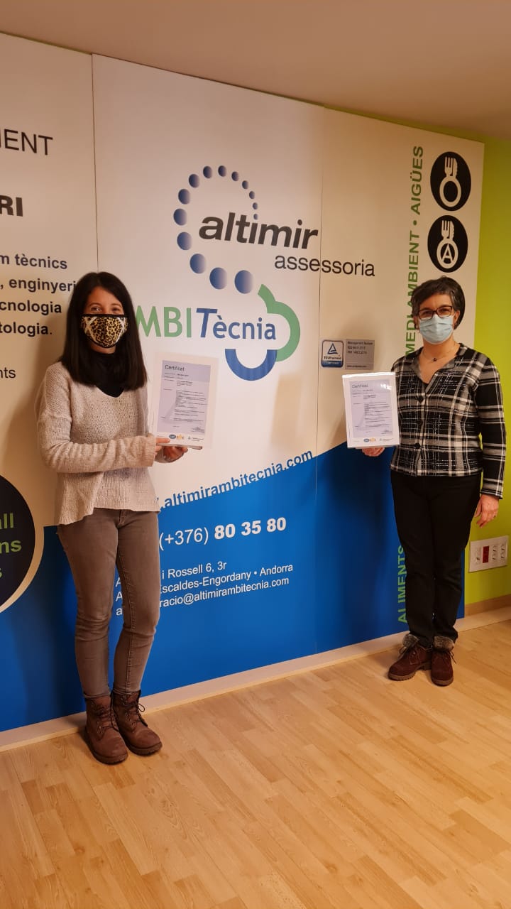 Laura Prados i Cèlia Vendrell mostren els certificats ISO 9001 i 14001