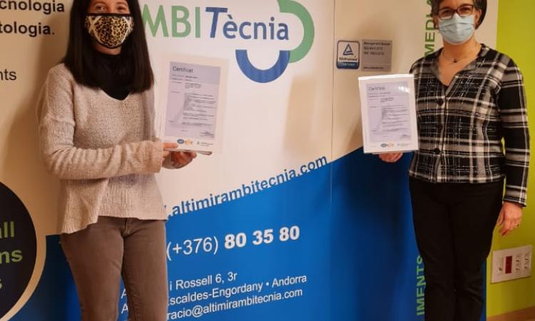 Laura Prados i Cèlia Vendrell mostren els certificats ISO 9001 i 14001